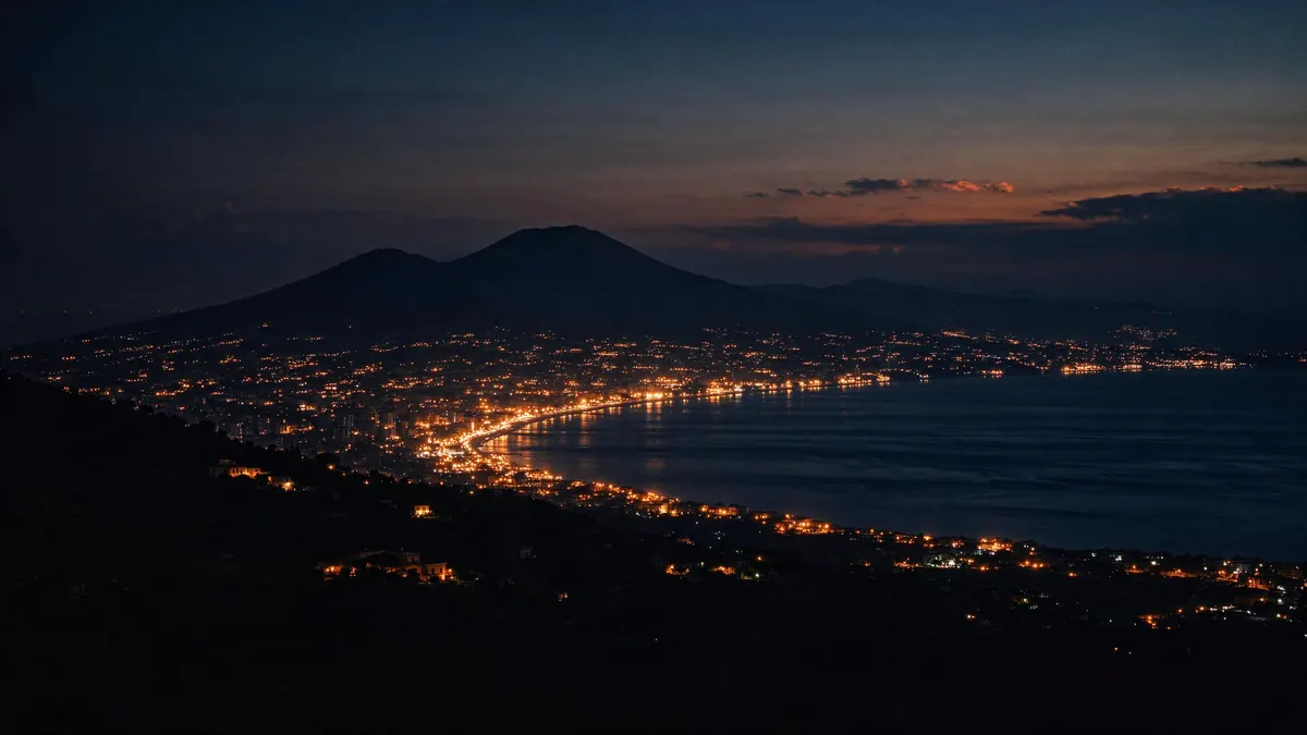 Il golfo di Napoli all'ora blu con il Vesuvio e le luci della costa